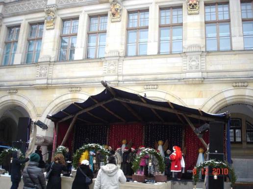 Polnischer Kinderchor sing "Heilige Nacht" vor dem neuen Rathaus auf dem Altmarkt