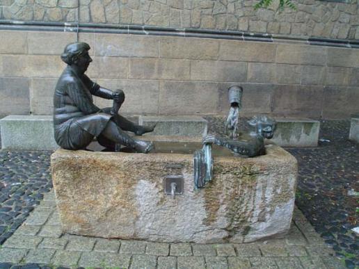Zecherpaar am Klosterplatz - Diesen schönen Brunnen schuf die Görlitzer Künstlerin Gisela Mauermann, geb. 1941.