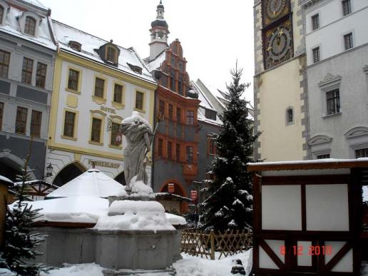 Neptunbrunnen und altes Rathaus rechts