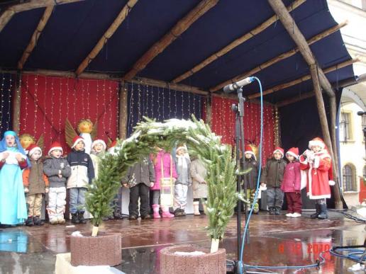 Polnischer Kinderchor singt "Heilige Nacht" auf polnisch