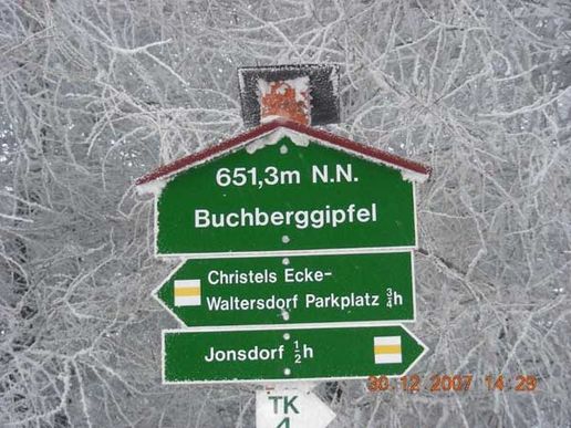 Wegweiser mit vereistem Hintergrund