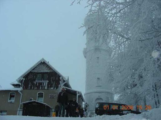 Hochwaldbaude auf dem Hochwald und vereister Hochwaldturm
