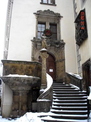 Rathaustreppe mit Corvinus Wappen